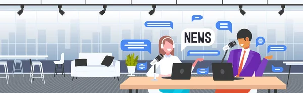 Podcasters discutiendo podcast diario de grabación de noticias en estudio podcasting concepto de radio en línea — Vector de stock