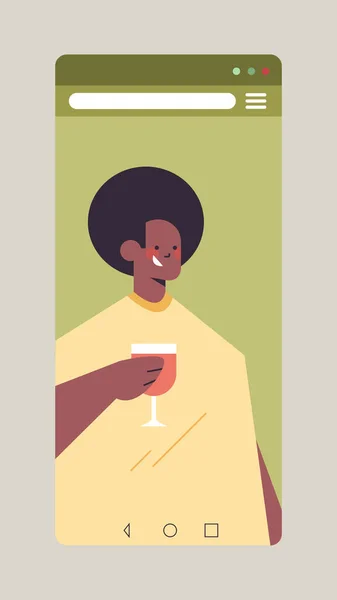 アフリカ系アメリカ人の男性お祝いオンライン誕生日パーティースマートフォンの画面で幸せな男ワインを飲む — ストックベクタ