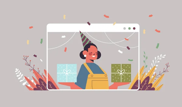 Frau mit lustigem Festtagshut feiert Online-Geburtstagsparty-Mädchen in Computerfenster mit Geschenkboxen — Stockvektor