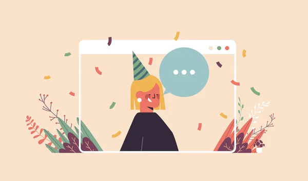 Femme en chapeau festif drôle célébrant fête d'anniversaire en ligne fille heureuse dans la fenêtre de l'ordinateur — Image vectorielle