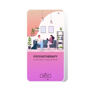 Psikologlu bir adam kanepeye oturmuş psikoterapi seansı sırasında hastaya danışmanlık yapıyor.