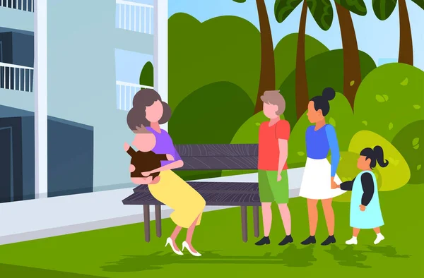 Padres con niños discutiendo durante el encuentro con personas caminando concepto de comunicación al aire libre — Vector de stock