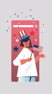 Bayram şapkalı kadın 4 Temmuz Amerika 'nın bağımsızlık gününü kutluyor.