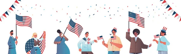 Mix ras människor som innehar USA flaggor firar amerikanska självständighetsdagen semester 4 juli koncept — Stock vektor