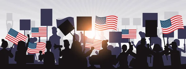 Lidé siluety držící vlajky Spojených států slaví Den nezávislosti svátky 4. červenec prapor — Stockový vektor