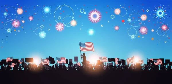 Lidé siluety držící vlajky Spojených států slaví Den nezávislosti svátky 4. červenec prapor — Stockový vektor