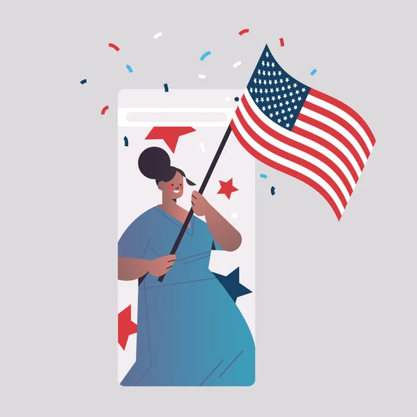 Kvinna som håller usa flagga firar 4 juli amerikansk självständighet dag koncept — Stock vektor