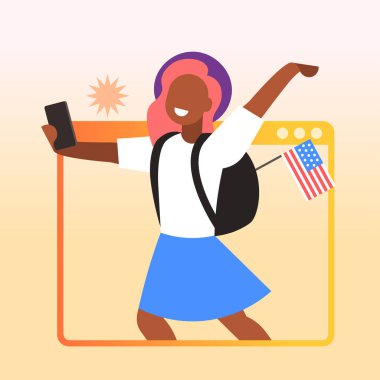 Amerika bayrağıyla fotoğraf çeken kadın. 4 Temmuz Amerika 'nın bağımsızlık günü konsepti.