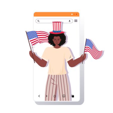 Bayram şapkalı adam elinde bayraklarla 4 Temmuz Amerika 'nın bağımsızlık gününü kutluyor.