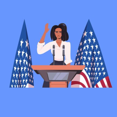 Kadın politikacı, ABD bayrağıyla Tribünden konuşma yapıyor. 4 Temmuz Amerikan bağımsızlık günü kutlaması.