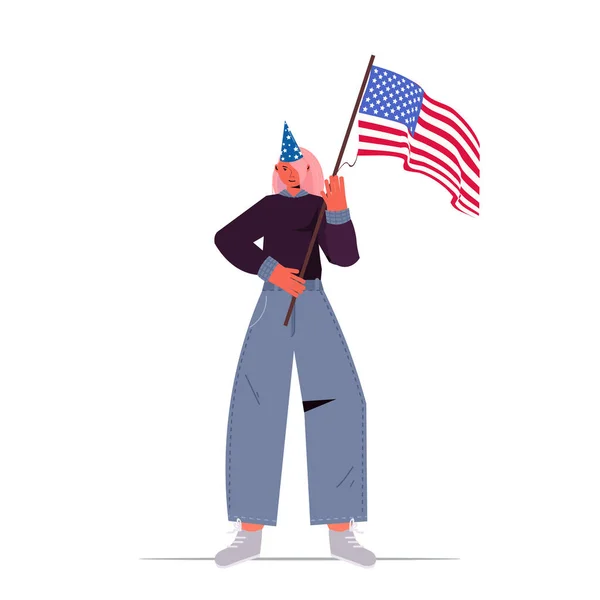 Женщина в праздничной шляпе с флагом США девушка празднует 4 июля американский день независимости концепции — стоковый вектор