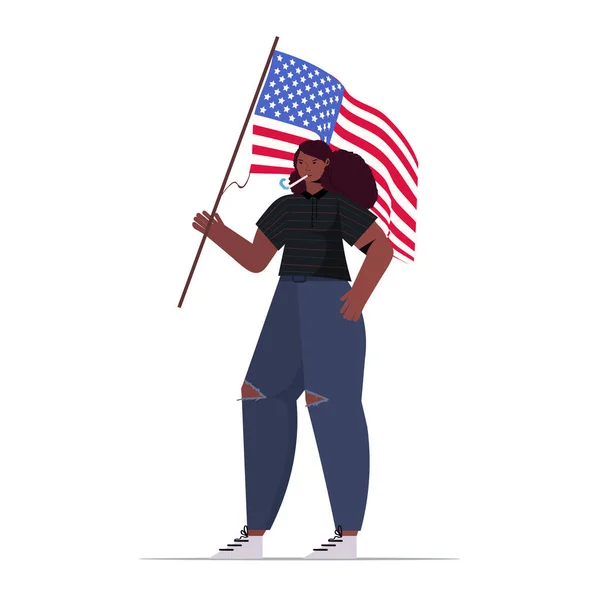 Afrikaans amerikaanse vrouw met de Amerikaanse vlag meisje vieren 4 juli onafhankelijkheid dag concept — Stockvector