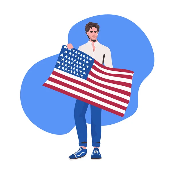 Человек, держащий флаг США 4 июля День независимости Концепция празднования — стоковый вектор