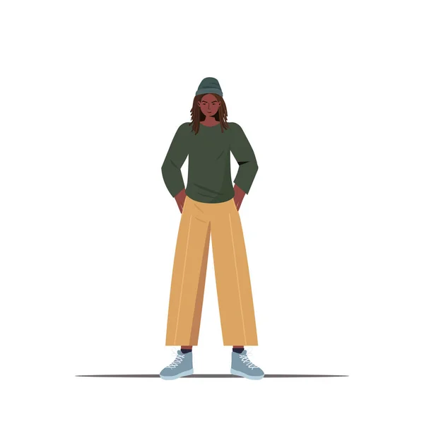 Femme mignonne en vêtements décontractés tendance personnage de dessin animé féminin pose debout pleine longueur — Image vectorielle