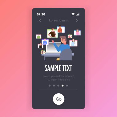 İş adamı video görüşmesi sırasında çevrimiçi konferans yapıyor. Uzak iş karantinası kavramı