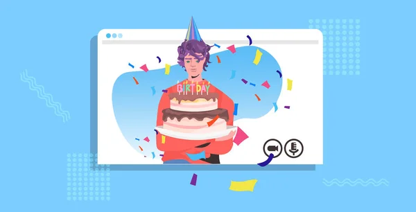 Muž ve slavnostní klobouk slaví on-line party chlap ve webovém okně prohlížeče drží narozeninový dort oslavu — Stockový vektor