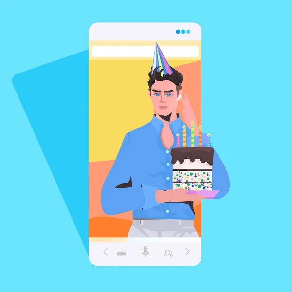 Άνθρωπος σε εορταστική καπέλο κρατώντας τούρτα γιορτάζει online πάρτι γενεθλίων έννοια γιορτή — Διανυσματικό Αρχείο