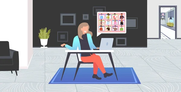 Affärskvinna som har online briefing eller samråd under videosamtal distansarbete karantän isolering — Stock vektor