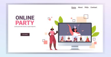 Doğum günü partisini kutlayan neşeli şapkalı kadın arkadaşlarıyla sanal buluşmayı kutluyor.