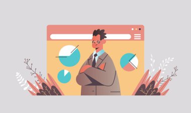 İş adamı video görüşmesi sırasındaki grafikleri analiz ederek online eğitim web toplantısı yapıyor.
