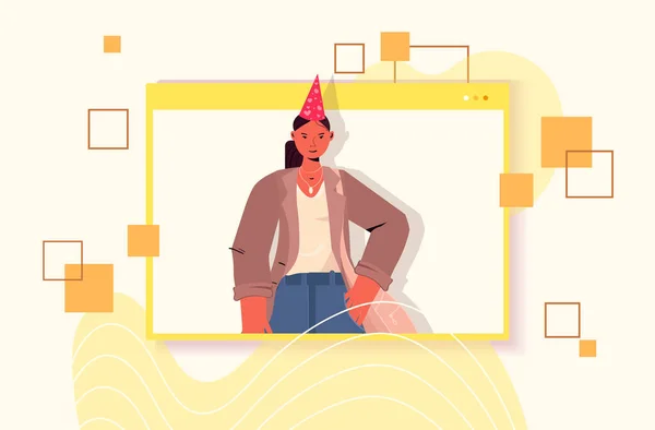 Žena ve slavnostní klobouk slaví on-line narozeninové party dívka v okně počítače baví — Stockový vektor
