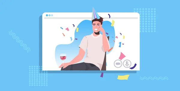 Attrayant homme en chapeau festif célébrant en ligne fête d'anniversaire gars dans la fenêtre du navigateur web boire du vin — Image vectorielle
