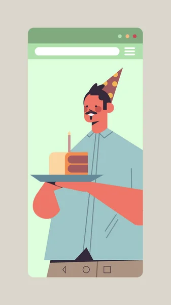 Homme en chapeau festif drôle célébrant fête d'anniversaire en ligne heureux gars dans smartphone écran tenant gâteau — Image vectorielle