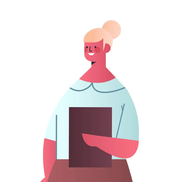 Счастливая деловая женщина держит папку привлекательная деловая женщина офис работника в повседневной одежде — стоковый вектор