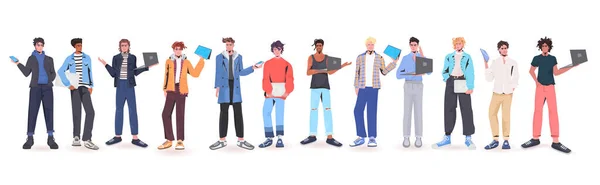 Set homens segurando dispositivos digitais misturar raça caras na moda roupas macho desenho animado personagens coleção — Vetor de Stock