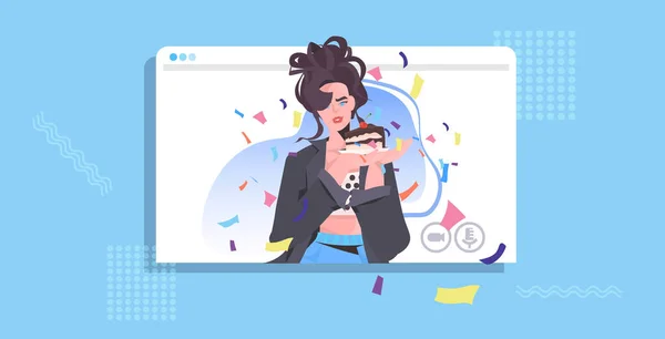 Atrakcyjna kobieta świętuje online urodziny dziewczyna w oknie przeglądarki internetowej trzymając ciasto — Wektor stockowy