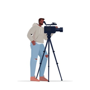 TV operatörü tripod kameraman üzerinde video kamera kullanarak kamera film yapımına bakıyor.