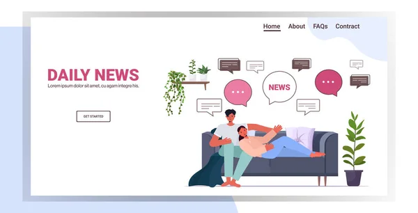 Coppia rilassante sul divano discutendo notizie quotidiane chat bolla concetto di comunicazione — Vettoriale Stock