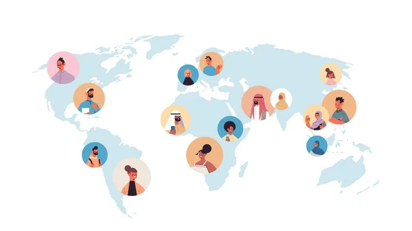 Mix race personas avatares en el mapa mundial concepto de comunicación global — Vector de stock