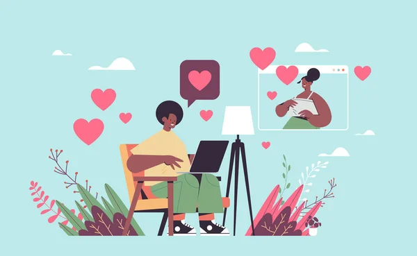 Hombre charlando con la mujer en línea citas aplicación afroamericana pareja discutiendo durante la reunión virtual — Archivo Imágenes Vectoriales