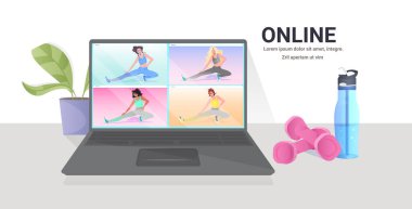 Karışık ırk kadınları laptopta yoga egzersizleri yapıyorlar. Çevrimiçi sağlıklı yaşam tarzı konsepti eğitiyorlar.