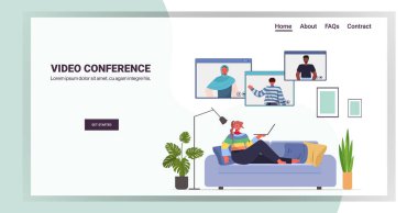 Kadın video görüşmesi sırasında karışık ırk arkadaşlarıyla sohbet ediyor insanlar online konferans yapıyor.