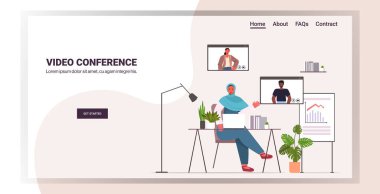 İş kadını video görüşmesi sırasında iş arkadaşlarıyla sohbet ediyor insanlar online konferans yapıyor.