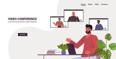 Video aramaları sırasında iş adamlarıyla sohbet eden insanlar çevrimiçi konferans yapıyorlar.