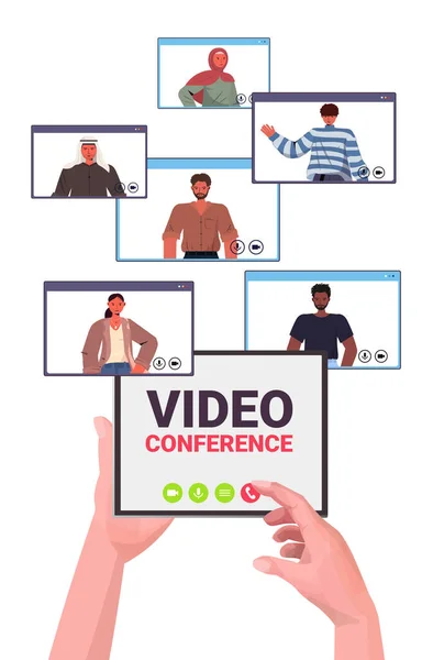 Mani umane utilizzando tablet pc chattare con i colleghi di gara mix durante la videochiamata riunione di conferenza online — Vettoriale Stock