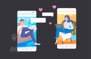 Çift online flört uygulaması sosyal ilişki konseptinde sohbet ediyor