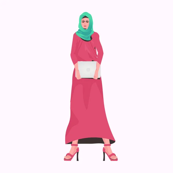 Arap iş kadını geleneksel kıyafetler içinde elinde dizüstü bilgisayar, Arap kadın çizgi film karakteri duruşu var. — Stok Vektör