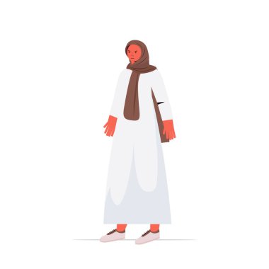 Geleneksel giysiler içinde Arap bir kadın güzel bir kadın çizgi film karakteri ayakta duruyor.