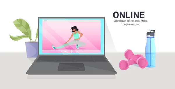Mujer afroamericana haciendo ejercicios de yoga fitness en la pantalla del ordenador portátil entrenamiento en línea estilo de vida saludable — Archivo Imágenes Vectoriales