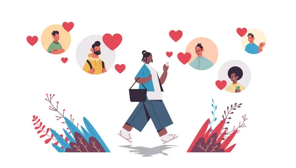 Vrouw chatten met mannen in online dating app virtuele ontmoeting sociale relatie communicatie vinden liefde — Stockvector