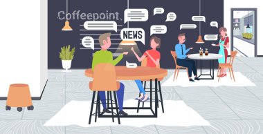 Kafede sohbet eden ziyaretçiler, günlük haber sohbet balonu iletişim kavramını tartışıyor.