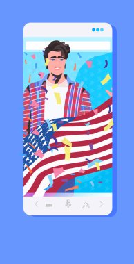 Amerika 'nın 4 Temmuz Bağımsızlık Günü kutlamaları bayrağını tutan adam.