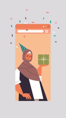 Çevrimiçi doğum günü partisini kutlayan neşeli şapkalı Arap kadın kendini tecrit karantinasına aldı