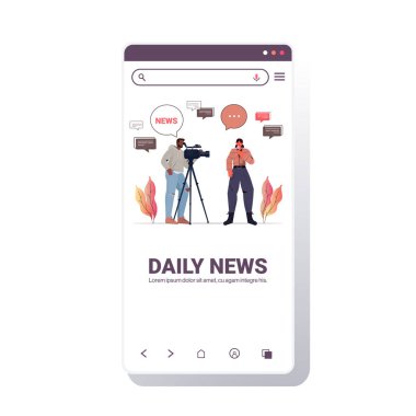 Muhabir ve muhabir sunar. Gazeteci ve kameraman film hazırlıyor.