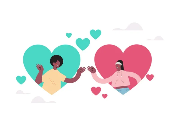 Hombre mujer charlando en línea citas pareja aplicación en corazones coloridos encontrar su concepto de amor — Vector de stock