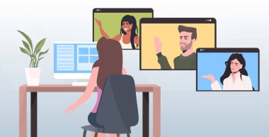 İş kadını çevrimiçi video görüşmesi sırasında web tarayıcı pencerelerinde karışık yarış arkadaşlarıyla sohbet ediyor